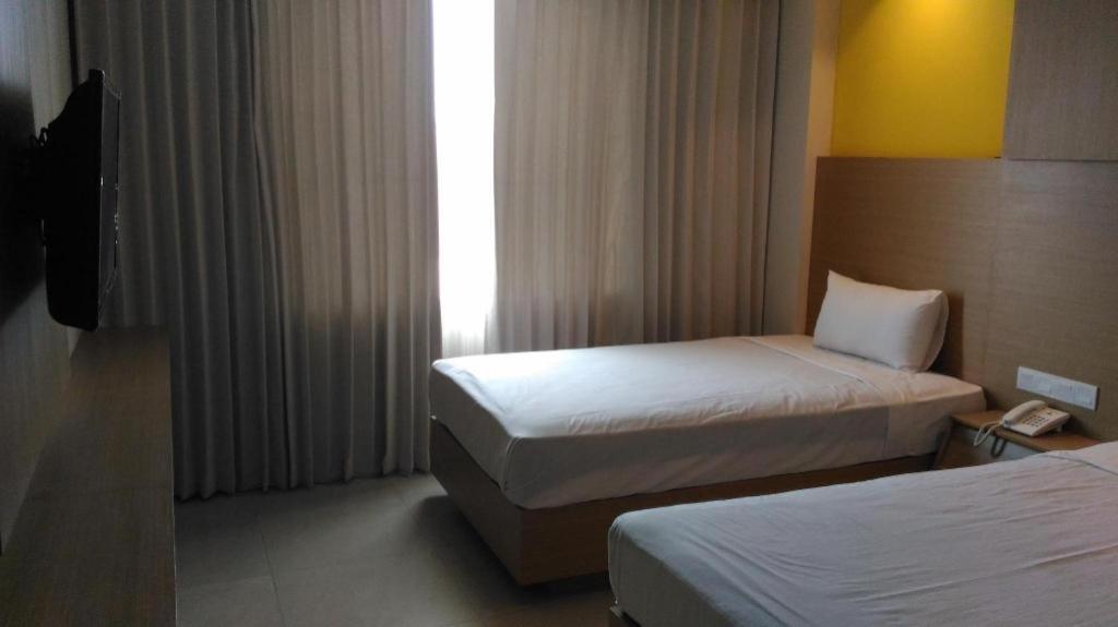 Kharisma Hotel マディウン エクステリア 写真