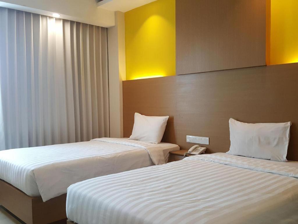 Kharisma Hotel マディウン エクステリア 写真