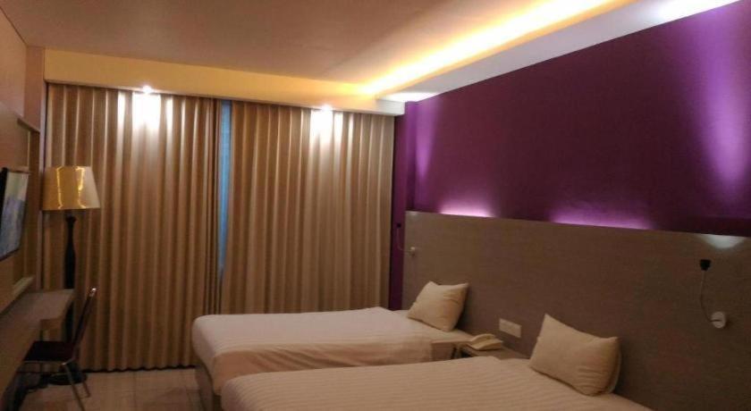 Kharisma Hotel マディウン エクステリア 写真