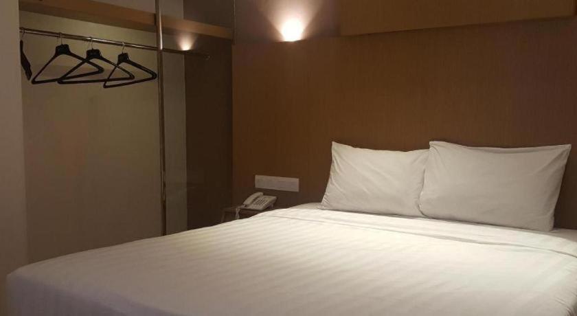 Kharisma Hotel マディウン エクステリア 写真