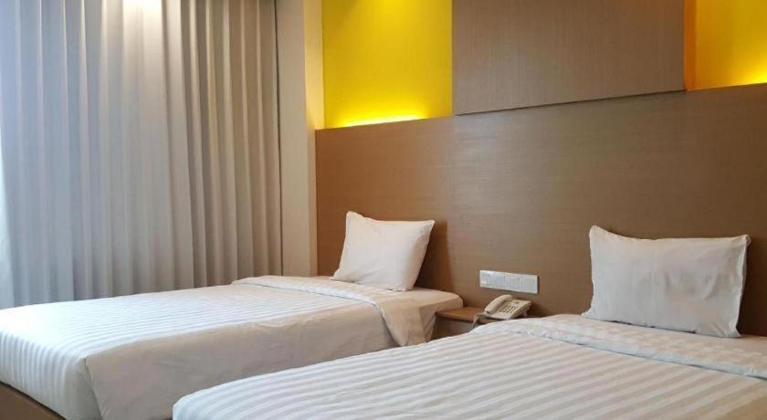 Kharisma Hotel マディウン エクステリア 写真
